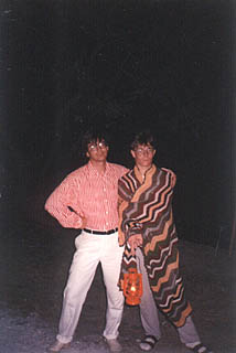 Hopse in geborgter Leisure-Suit, Meffi mit Poncho und Petrofunzel